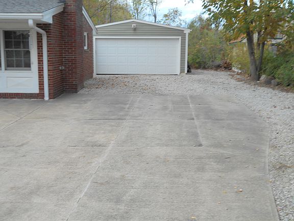 4th image of 33700 Mapleridge Blvd