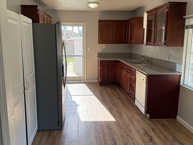 1024 Doyle St — Photo 10