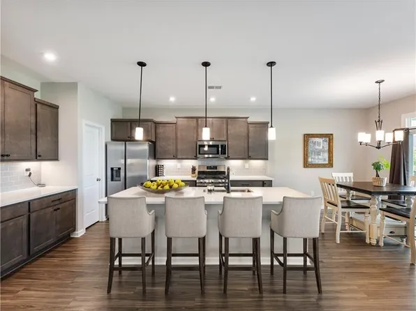 627 Michigan Cir, Hoschton, GA 30548