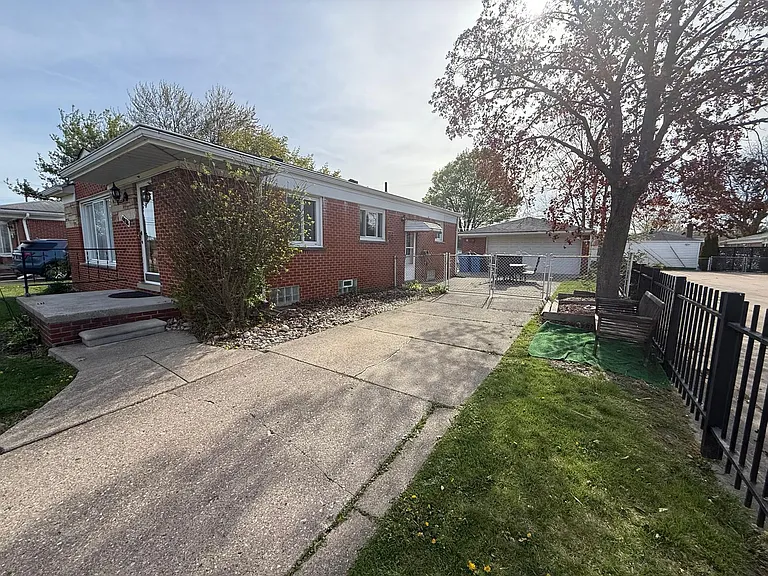 4176 Williams St — Photo 2