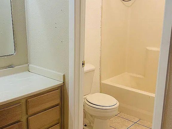 4th image of 2222 Katy Ln #B