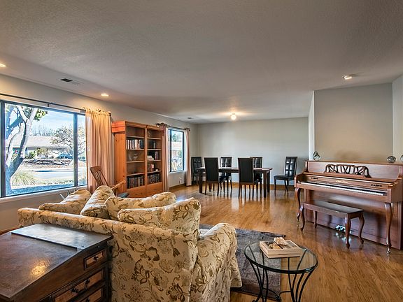 5th image of 2168 Holly Ln