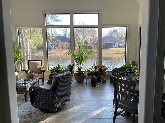 Sun room. Similar View