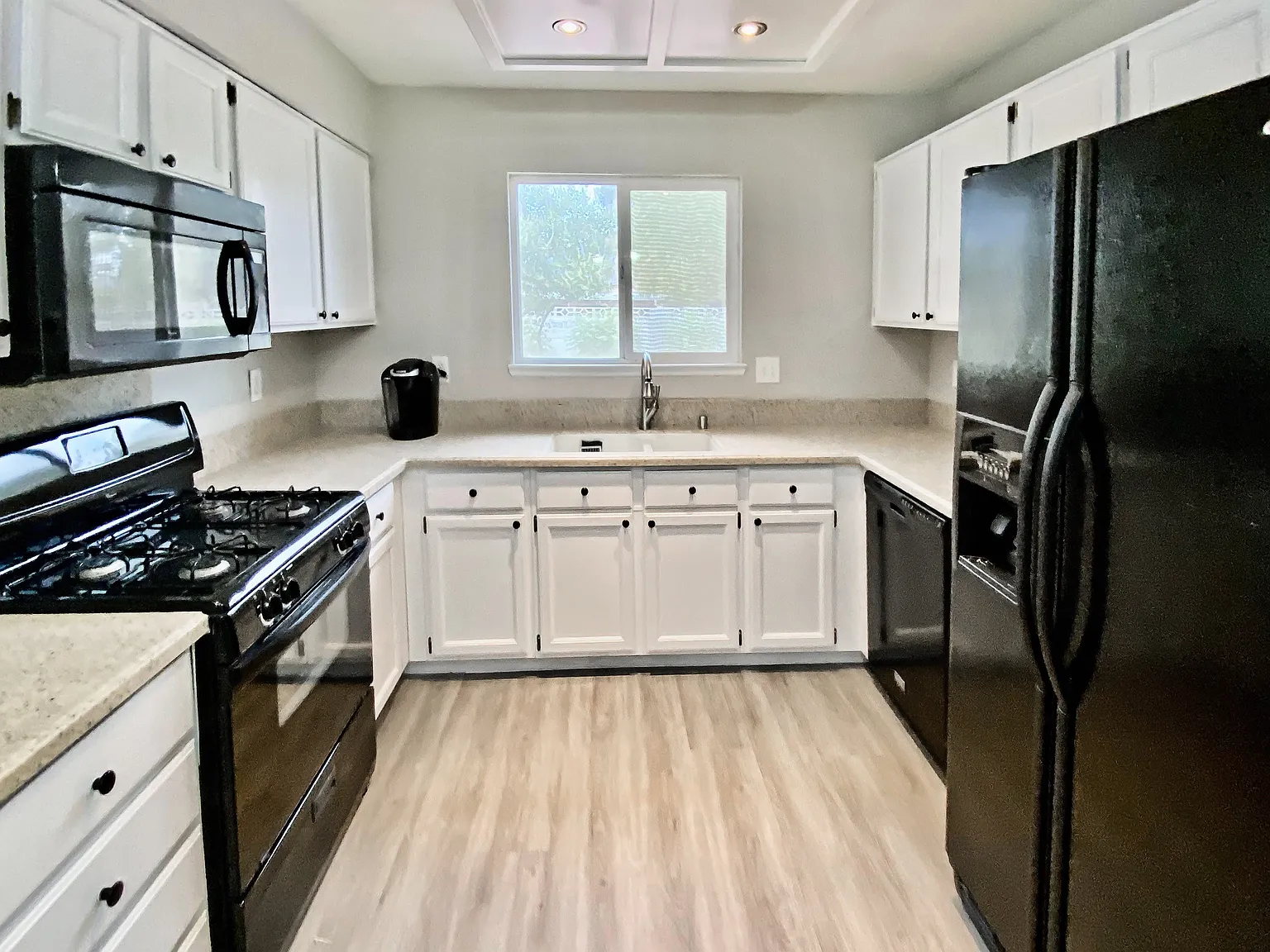 4 bed, 2.0 bath, 1214 sqft, $888 — Photo 3