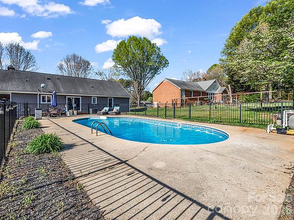 2nd image of 102 Knoll Ct
