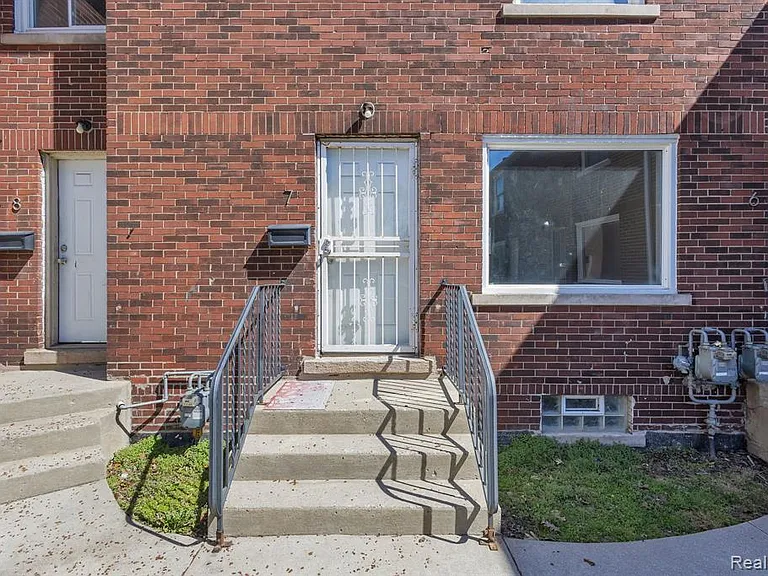 764 Woodmere St — Photo 4
