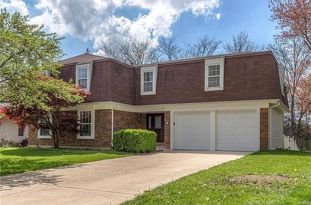Newer Vinyl Siding and Garage Doors