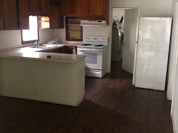 2nd image of 606 Twin Lakes Cir