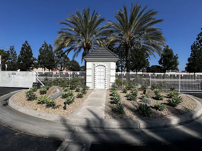 Versailles on the Lake Apartments — Photo 39