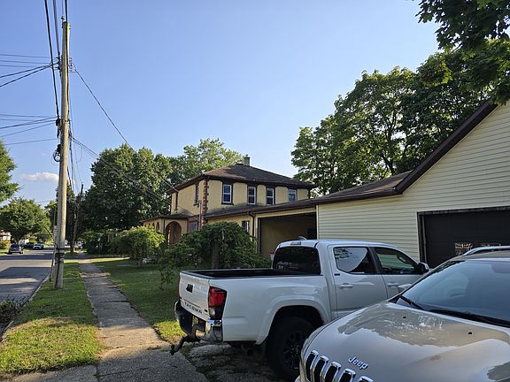 5th image of 922 E Cherry St