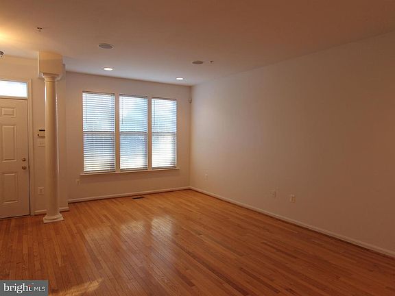 3rd image of 46114 Thoroughbred Way #3