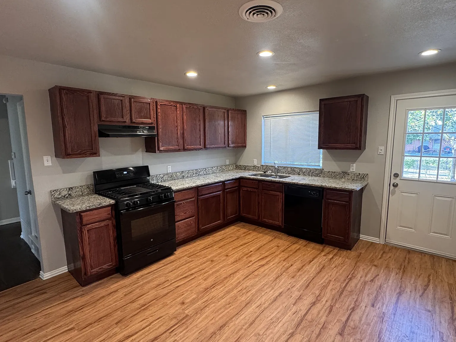 3 bed, 1128 sqft, $1,900 — Photo 3