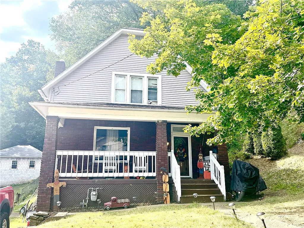 572 N Elm St photo 1
