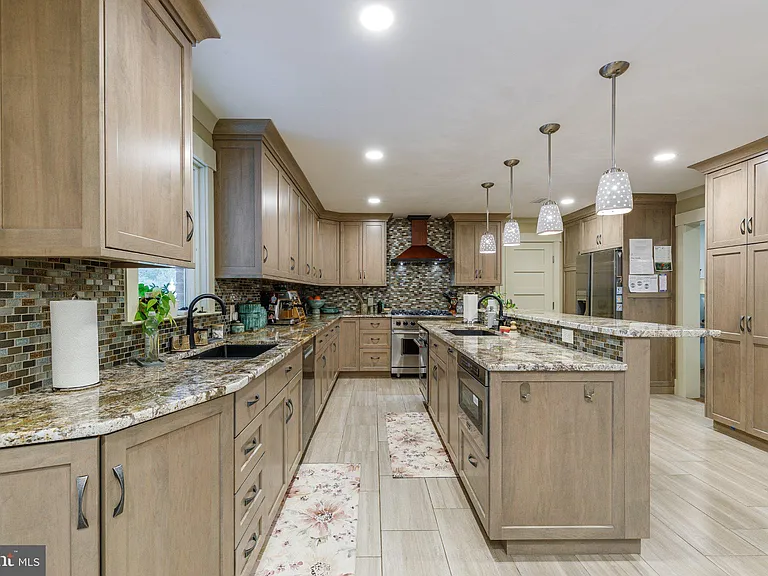 1135 Romsey Dr — Photo 5