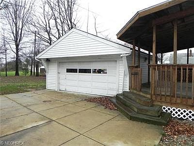 5th image of 323 Bunker Ave