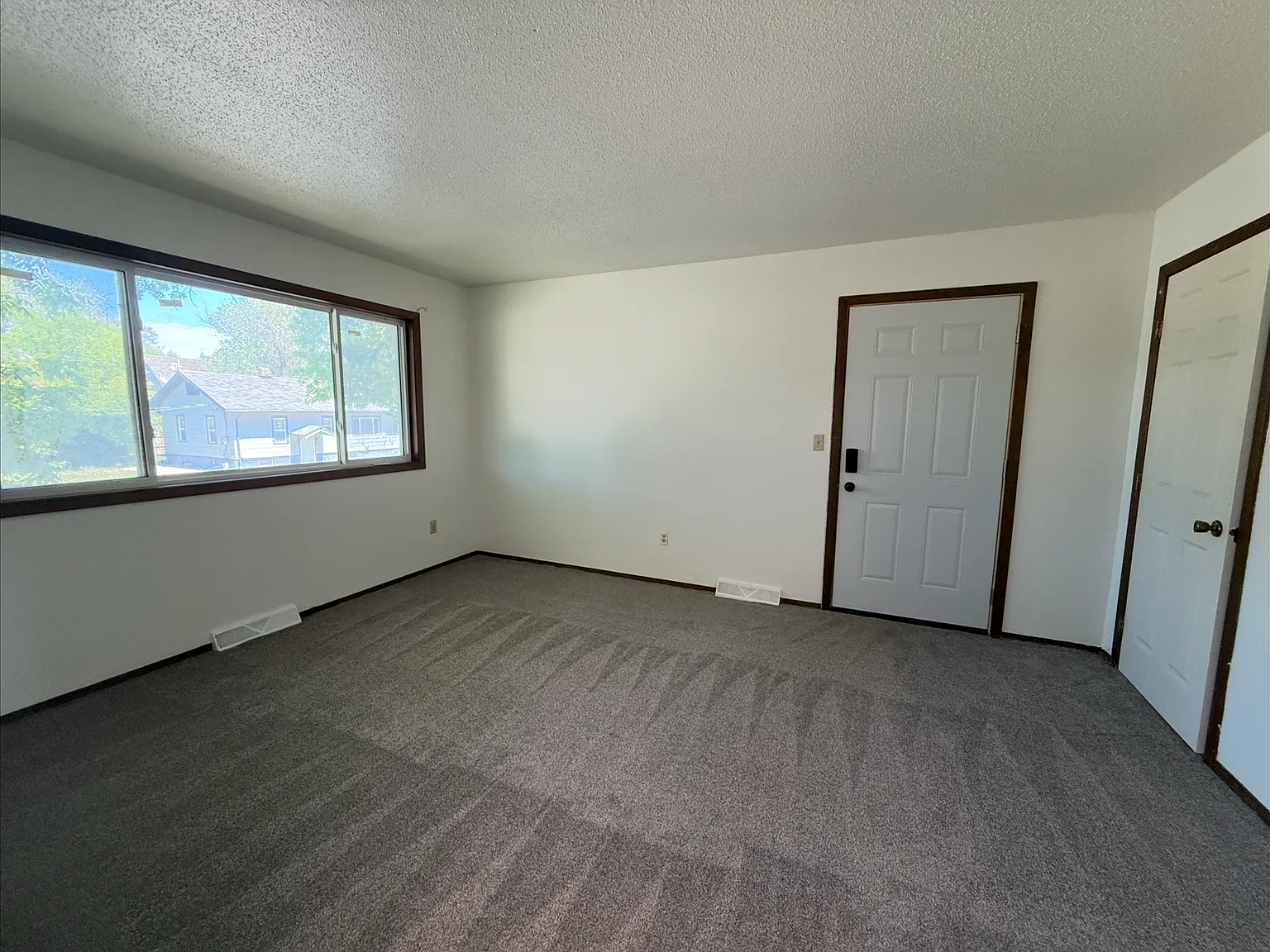 616 8th Avenue Northeast - 4 — Photo 3