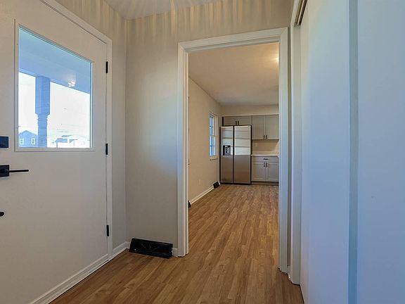 4th image of 419 Foster Ave