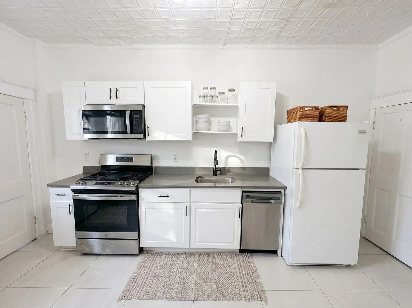 2027! Off Campus Charles Village 4bd/1ba Home with W/D, HW and more! Available 8/1/27 — Photo 4