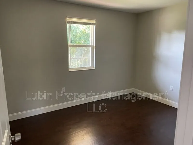 2 bed, 1.0 bath, $629 — Photo 3