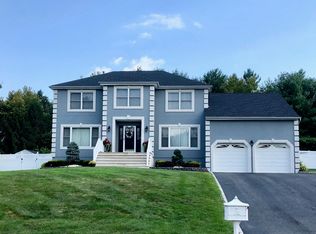 4 Colleen Ct, Manalapan, NJ 07726