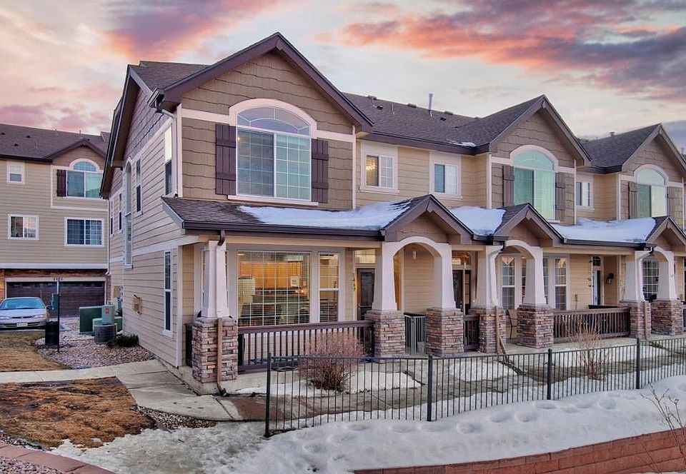 End unit townhome with an open patio. Quiet neighborhood