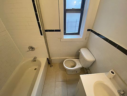 4th image of 35 E 17th St #28
