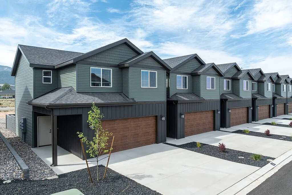 3 bed, 2.5 bath, 1395 sqft, $1,795 — Photo 1