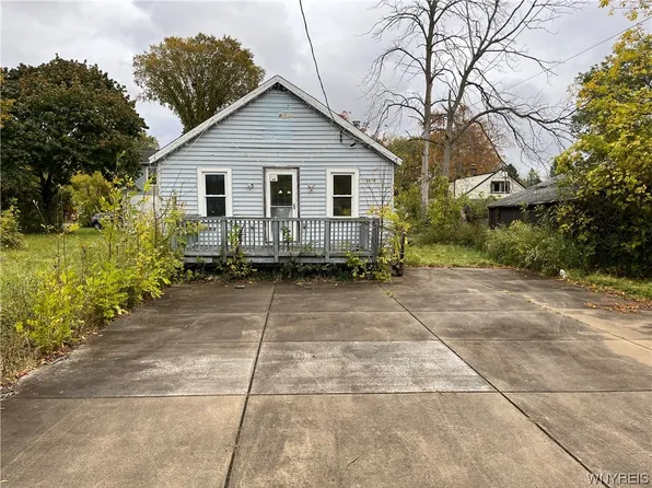 9609 Maplewood St, Angola, NY 14006