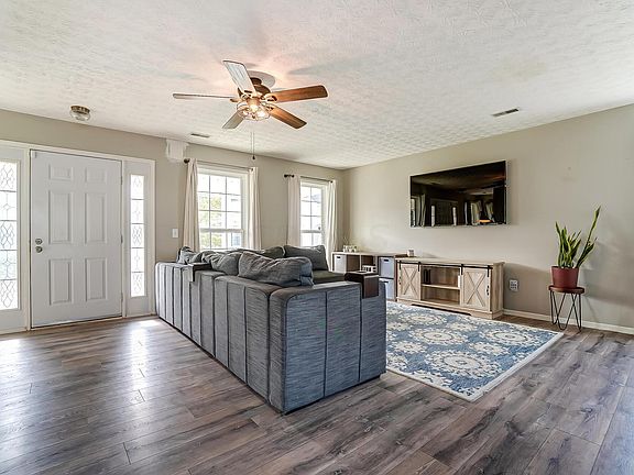4th image of 2481 Hotchkiss St