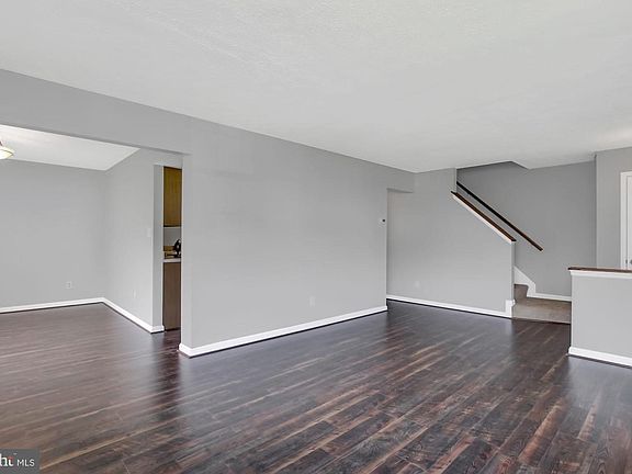 5th image of 443 Darby Ln