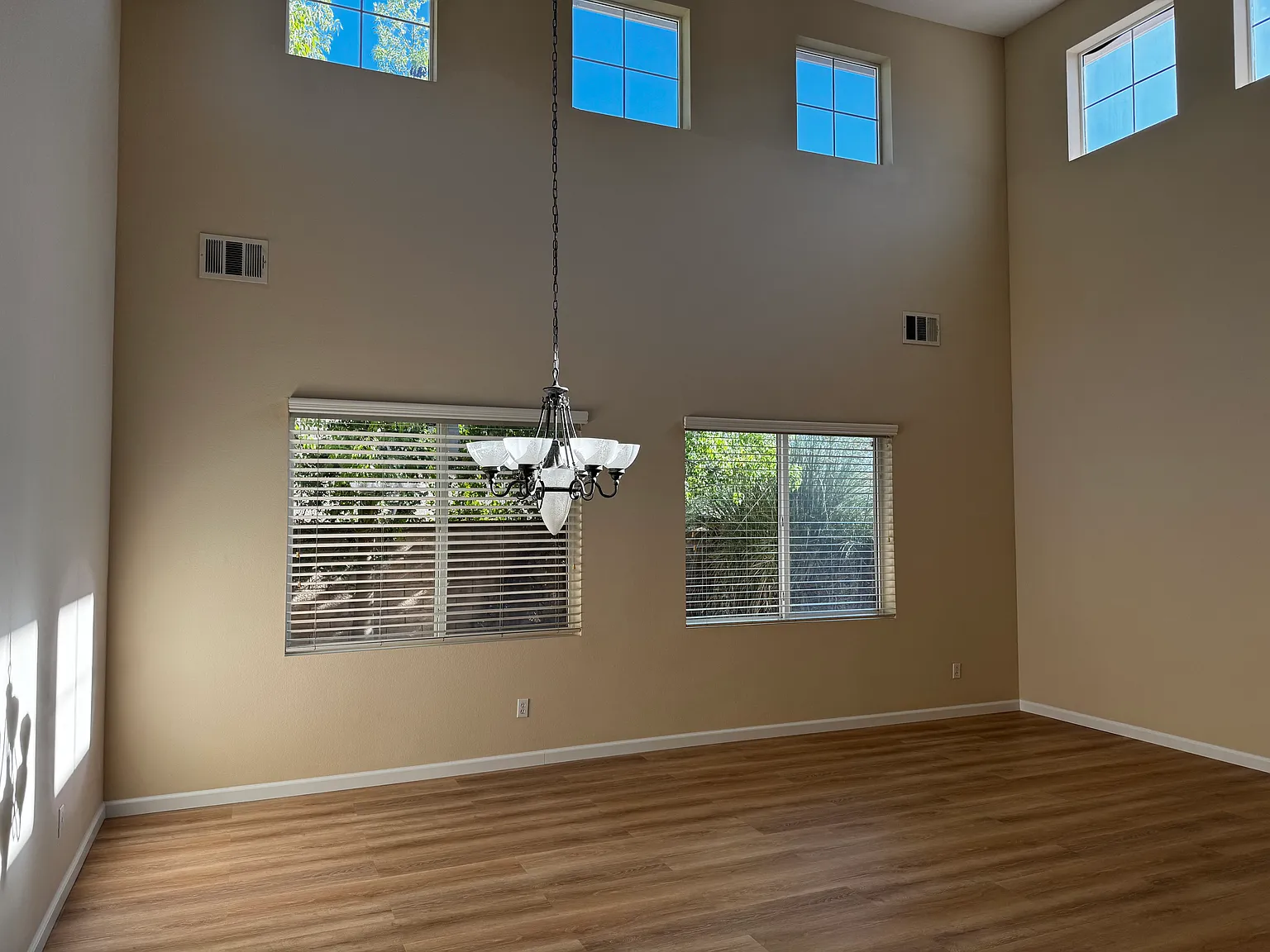 4 bed, 2827 sqft, $5,000 — Photo 2