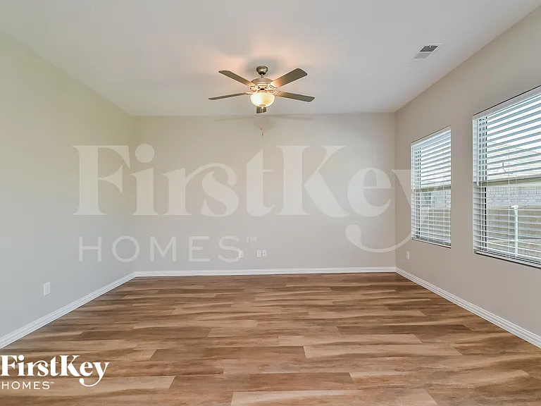 223 Rosewood Dr — Photo 7