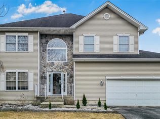 2717 Colonial Dr, New Windsor, NY 12553