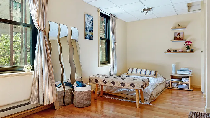 Sold by Bizzarro Agency | media 23