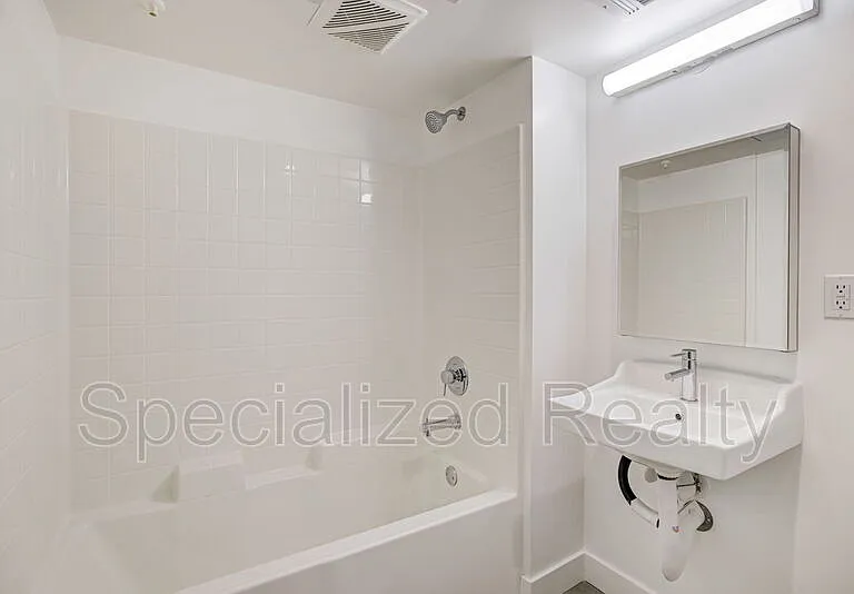 5068 Romaine St — Photo 3