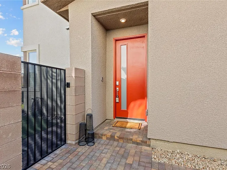 692 Echelon St — Photo 3
