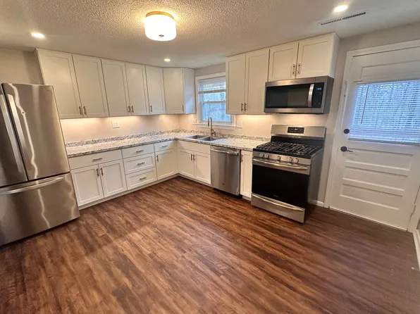 128 Cheryl Ln APT 2L, Holliston, MA 01746