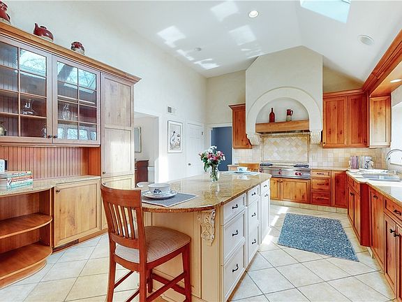 5th image of 135 Quail Hollow Ln