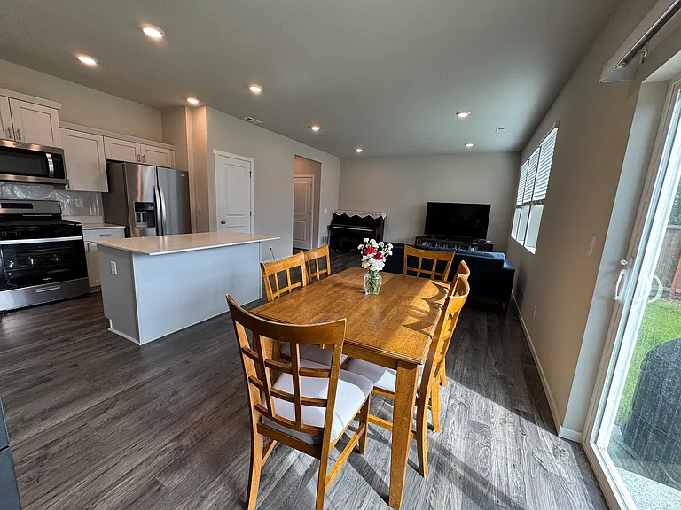832 Bradley St NE — Photo 4
