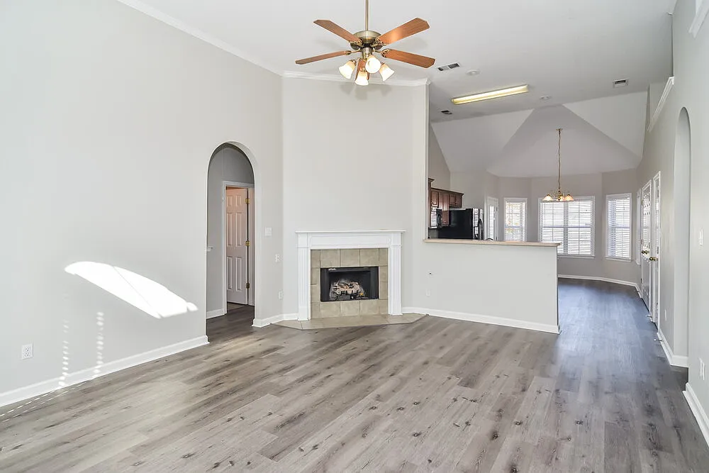 3 bed, 2.0 bath, 1847 sqft, $2,085 — Photo 4