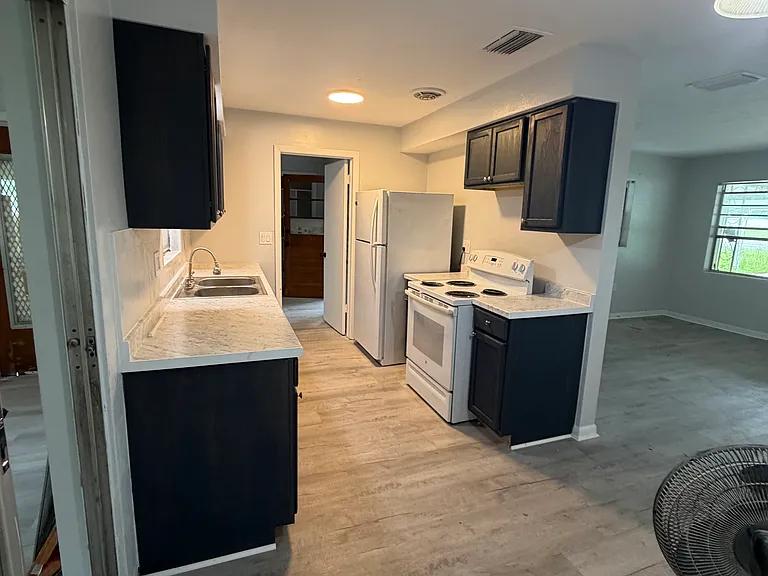 26 Beverly Hills Blvd — Photo 11