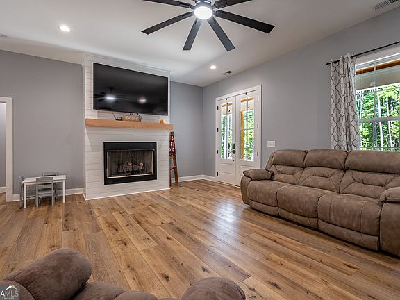 5th image of 392 Terhune Rd