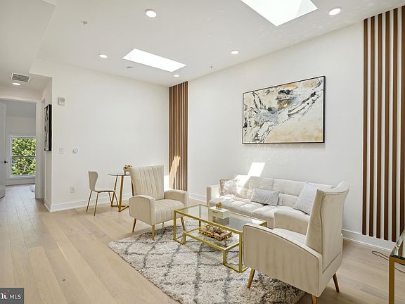 2nd image of 701 Quincy St NE #5
