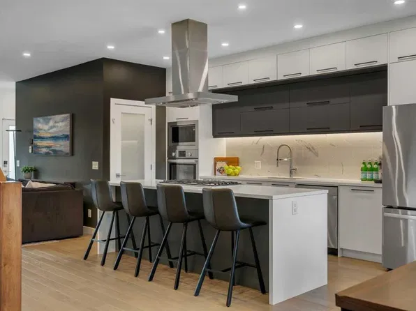 2327B E Osborne Cres SW, Calgary, AB T2T 0Y7