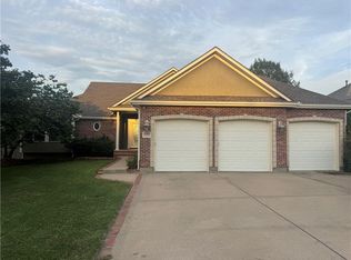 4383 SW Creekview Dr, Lees Summit, MO 64082