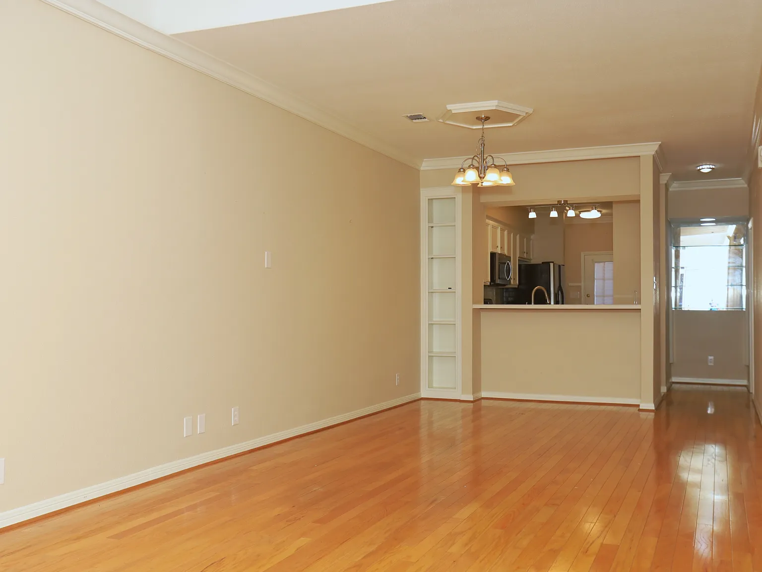 107 Manor Place TX - 1 — Photo 2