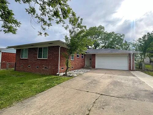 1012 N Dogwood St Photo 1