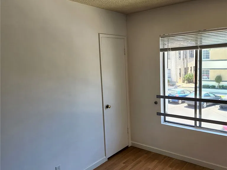 1525 E 2nd St #6 — Photo 5