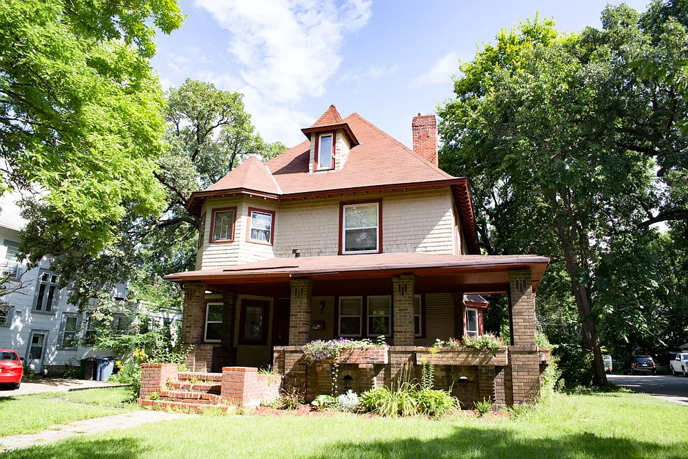 8 bed, $4,500 — Photo 1