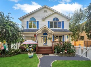 252 Granada Pkwy, Lindenhurst, NY 11757